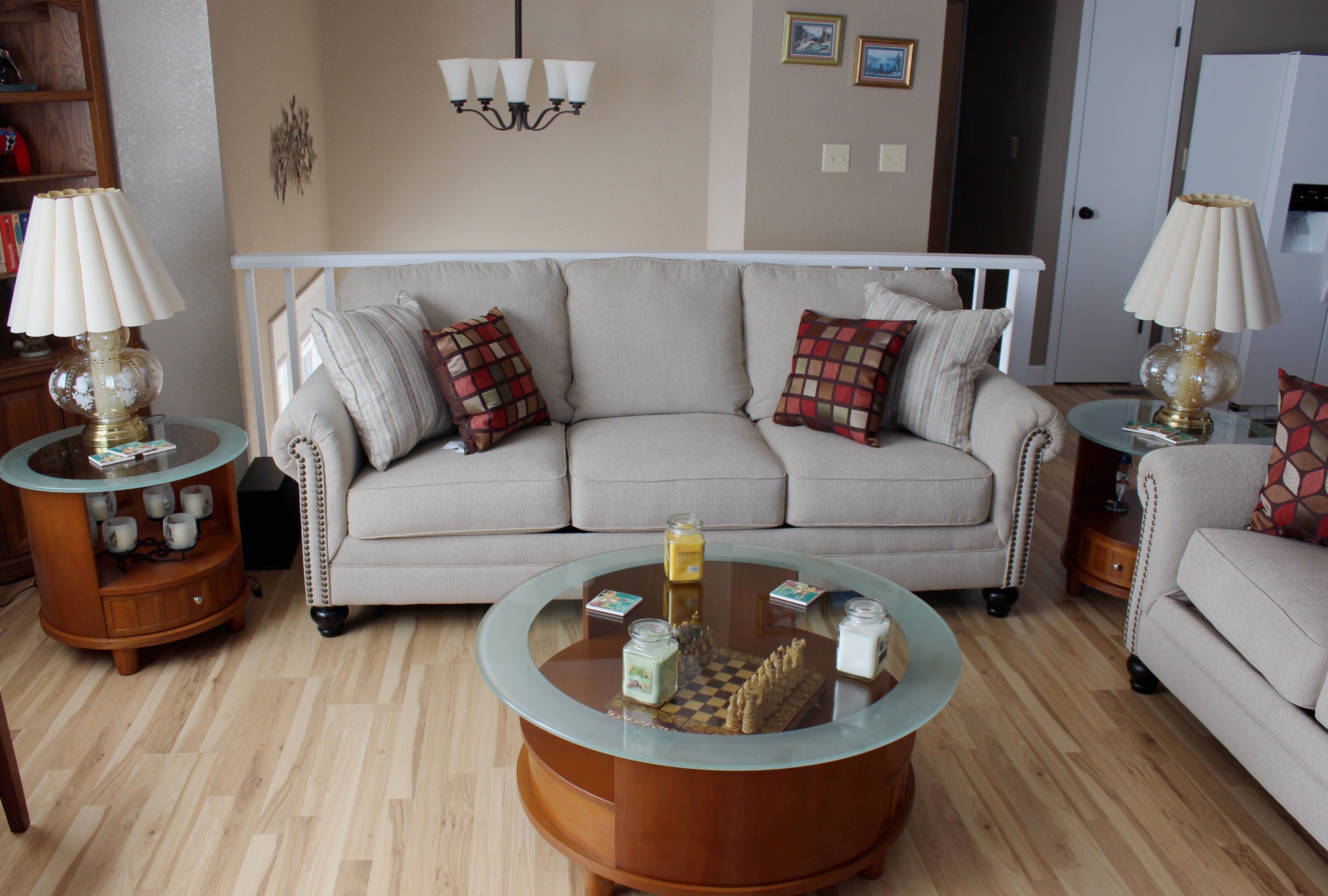 电视、DVD 播放器、桌上足球、书