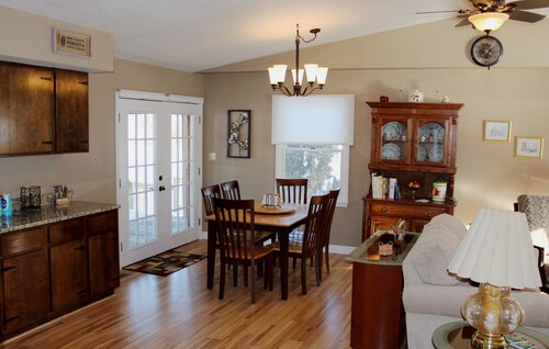 * On the Wine Trail * Near Giant City & Shawnee Forest! * Wi-Fi *