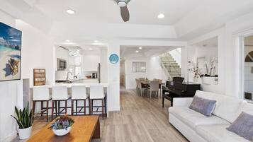 Televisión, chimenea, videojuegos y estéreo