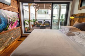 Iron/ironing board, free WiFi, bed sheets