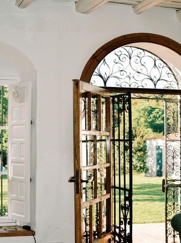 Exklusives Landhaus. Großer Garten und Pool. In der Nähe der Stadt.