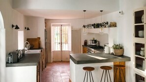 Microwave, oven, dishwasher, coffee/tea maker