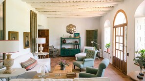 TV, fireplace, video games, table tennis