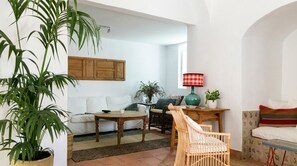 Televisión, chimenea, videojuegos, mesa de ping pong