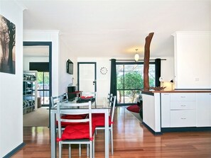 Maison, 3 chambres | Restauration dans la chambre