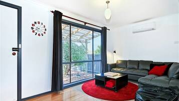 Sea Devine | Living area | Flat-screen TV, DVD player