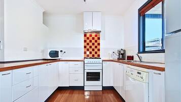 Sea Devine | Private kitchen | Full-size fridge, microwave, oven, stovetop
