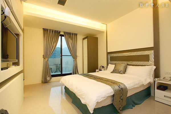 Blackout curtains, free WiFi, bed sheets