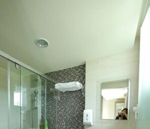 Regendusche, kostenlose Toilettenartikel, Haartrockner, Hausschuhe