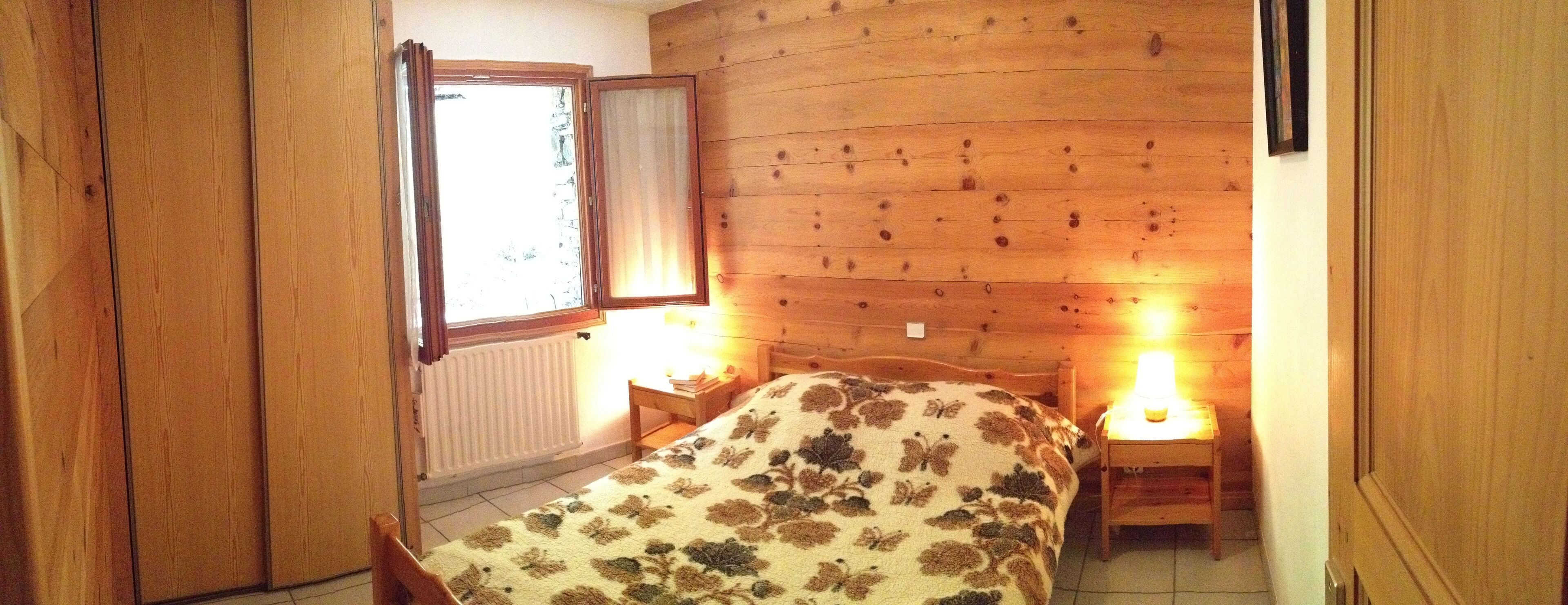 3 slaapkamers, een strijkplank/strijkijzer, wifi