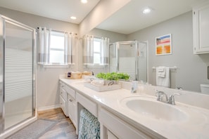 Bathtub, hair dryer, towels, soap - Huge Family Lakehouse · TWO Game Rooms, Fire Pit, Fishing, Kayaks, Pet Friendly (Granbury)