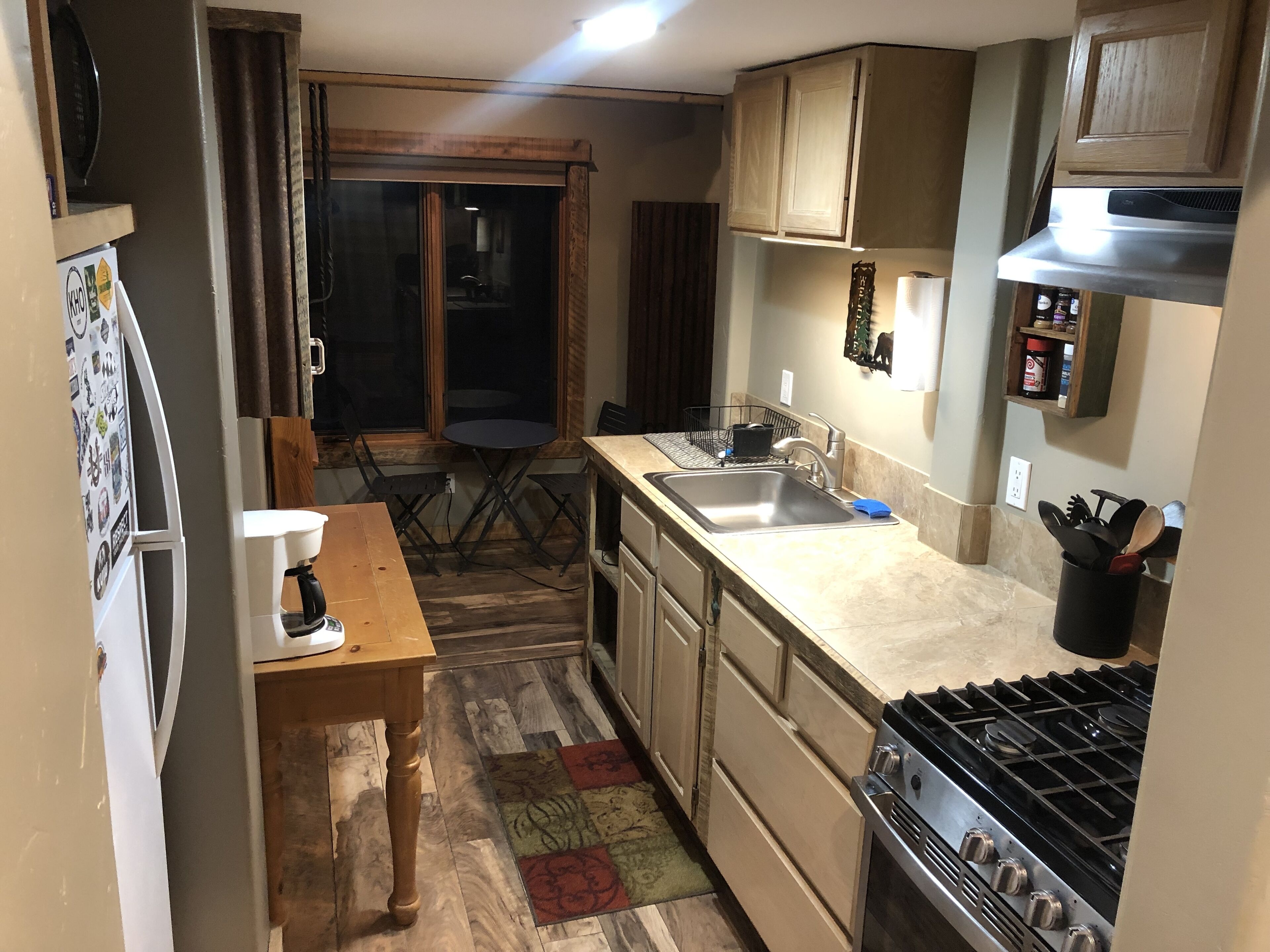 Køleskab, mikrobølgeovn, ovn, kogeplade