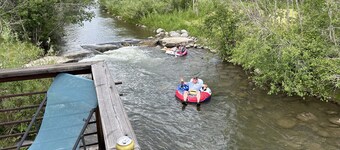 RIVERFRONT FUN! Bagdør fiskeri! PET VENNLIG !! VISNINGER, fred og ro !!