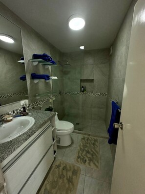 Shower, toilet paper - Free WiFi Fiber Optics Salinas Ecuador Ocean Front
Inside Parking (Salinas)