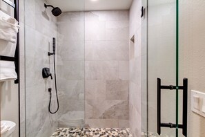 Douche, séchoir à cheveux, serviettes fournies, savon