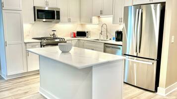 Réfrigérateur, micro-ondes, four, plaque de cuisson