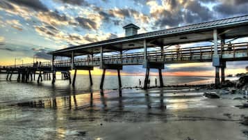 Chaises longues, serviettes de plage