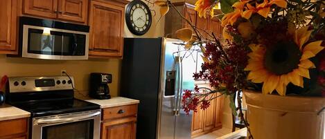 Geladeira, micro-ondas, fogão, cooktop