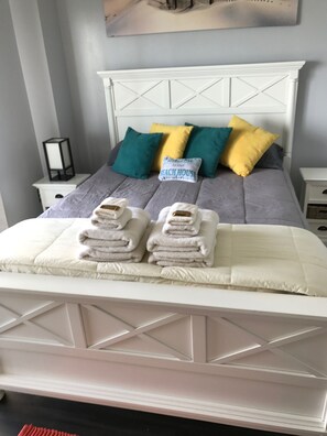 2 bedrooms, free WiFi, bed sheets, wheelchair access -  Packing is easy! linens, towels, beach chairs, beach towels provided! (Ocean City)