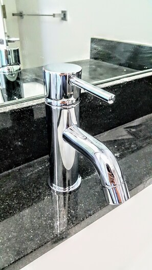 Dusche, Regendusche, Haartrockner, Handtücher