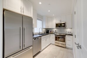 Réfrigérateur, four à micro-ondes, un four, surface de cuisson