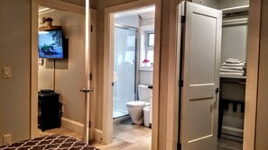 1 bedroom, iron/ironing board, free WiFi, bed sheets - New Urban Modern Main St House Free Public Street Parking (Vancouver)