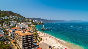Plage, chaises longues, serviettes de plage