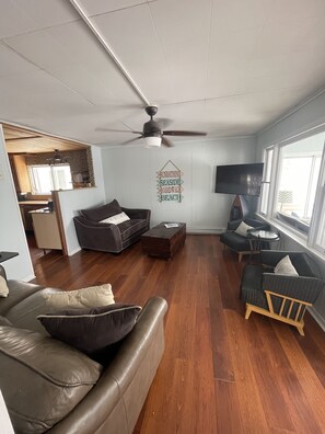 Smart-tv, een dvd-speler en boeken