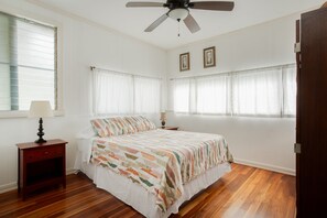 5 Schlafzimmer, Schreibtisch, Bügeleisen/Bügelbrett, Reisekinderbett