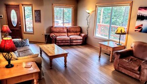 Smart-tv, een open haard, videospelletjes en een tafeltennistafel