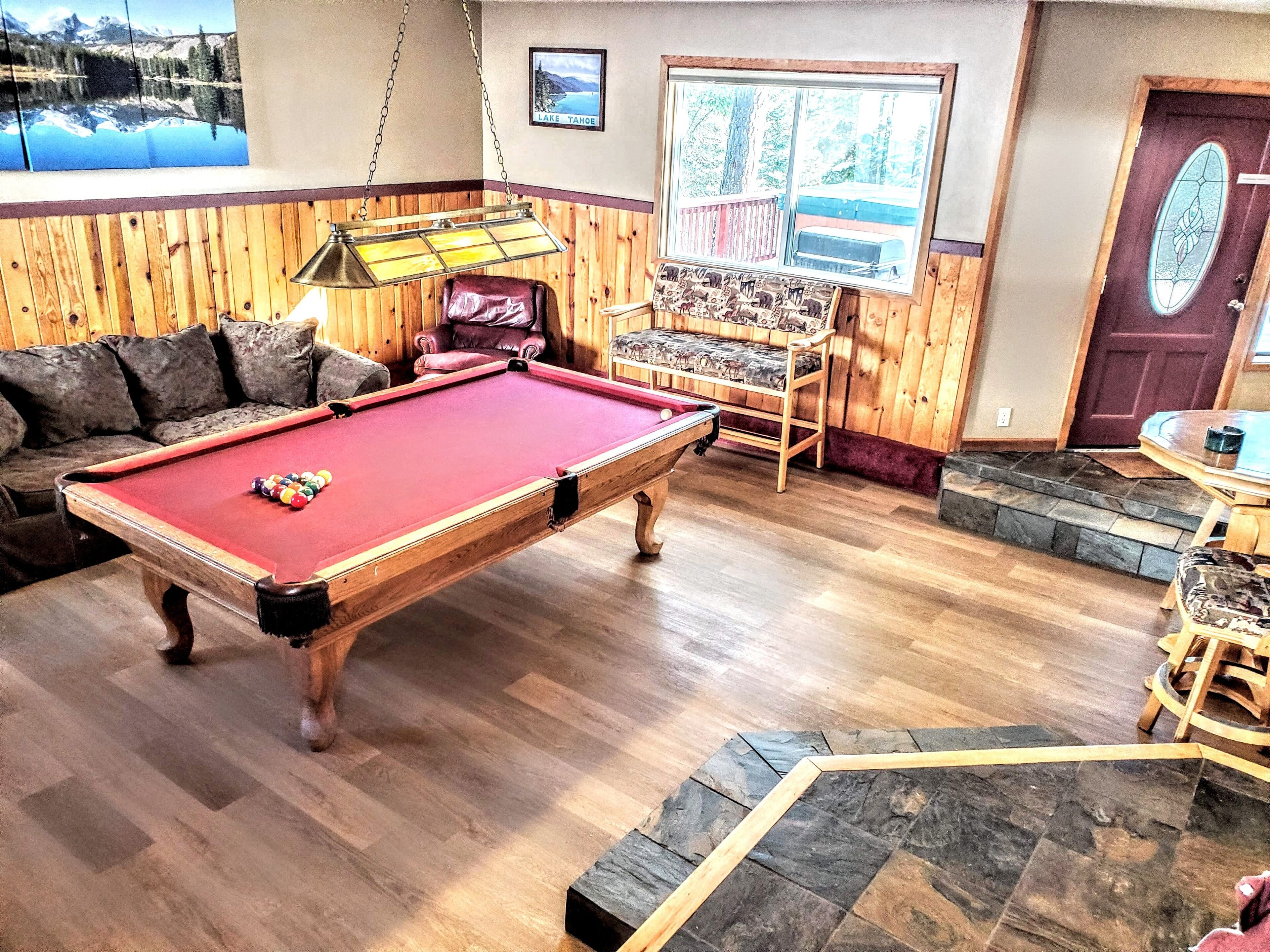 TV connectée, cheminée, jeux vidéo, table de tennis de table