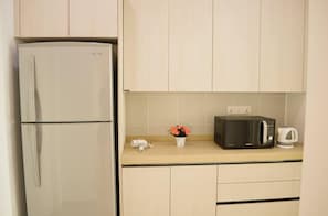 Apartment, 3 Bedrooms | Private kitchenette | Fridge, microwave, stovetop, coffee/tea maker