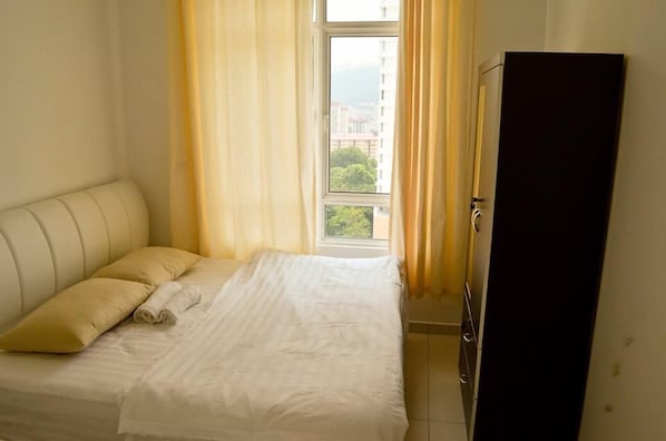 Apartment, 3 Bedrooms | 3 bedrooms, desk, free WiFi