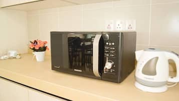 Apartment, 3 Bedrooms | Microwave