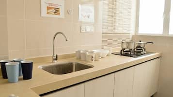 Apartment, 3 Bedrooms | Private kitchenette | Fridge, microwave, stovetop, coffee/tea maker