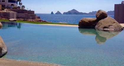 OCEAN VIEW! HEAR THE WAVES! 5th floor, overlooking pool in PRIVATE resort in CSL