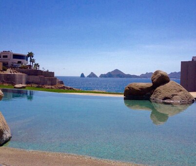 OCEAN VIEW! HEAR THE WAVES! 5th floor overlooking pool - SUMMER SALE