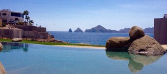 OCEAN VIEW! HEAR THE WAVES! 5th floor, overlooking pool in PRIVATE resort in CSL