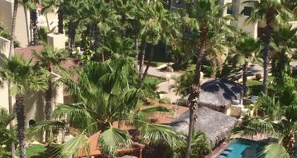 SEHEN & HÖREN SIE DIE WELLEN! 5. Etage, Blick auf den Pool in privater Resort-Umgebung