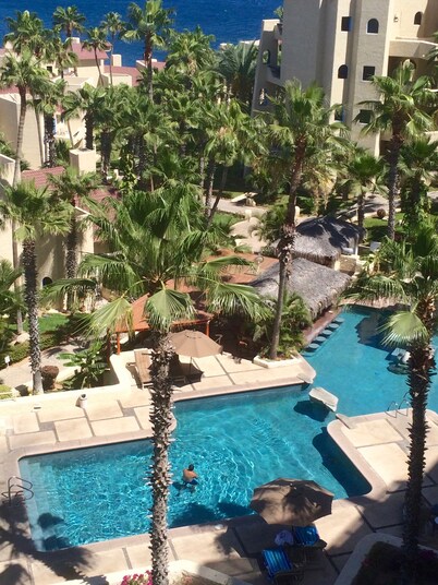 OCEAN VIEW! HEAR THE WAVES! 5th floor, overlooking pool in PRIVATE resort in CSL