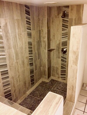 Douche, séchoir à cheveux, serviettes fournies, savon