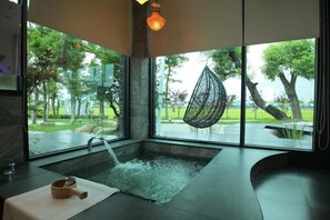 Chambre Double Standard (Bali) | Baignoire relaxante profonde