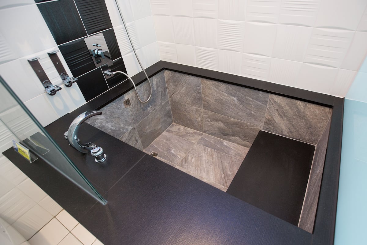 Family Loft, 2 Queen Beds | Bathroom | Free toiletries, hair dryer, slippers, towels