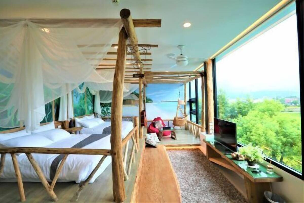 Blackout drapes, rollaway beds, free WiFi