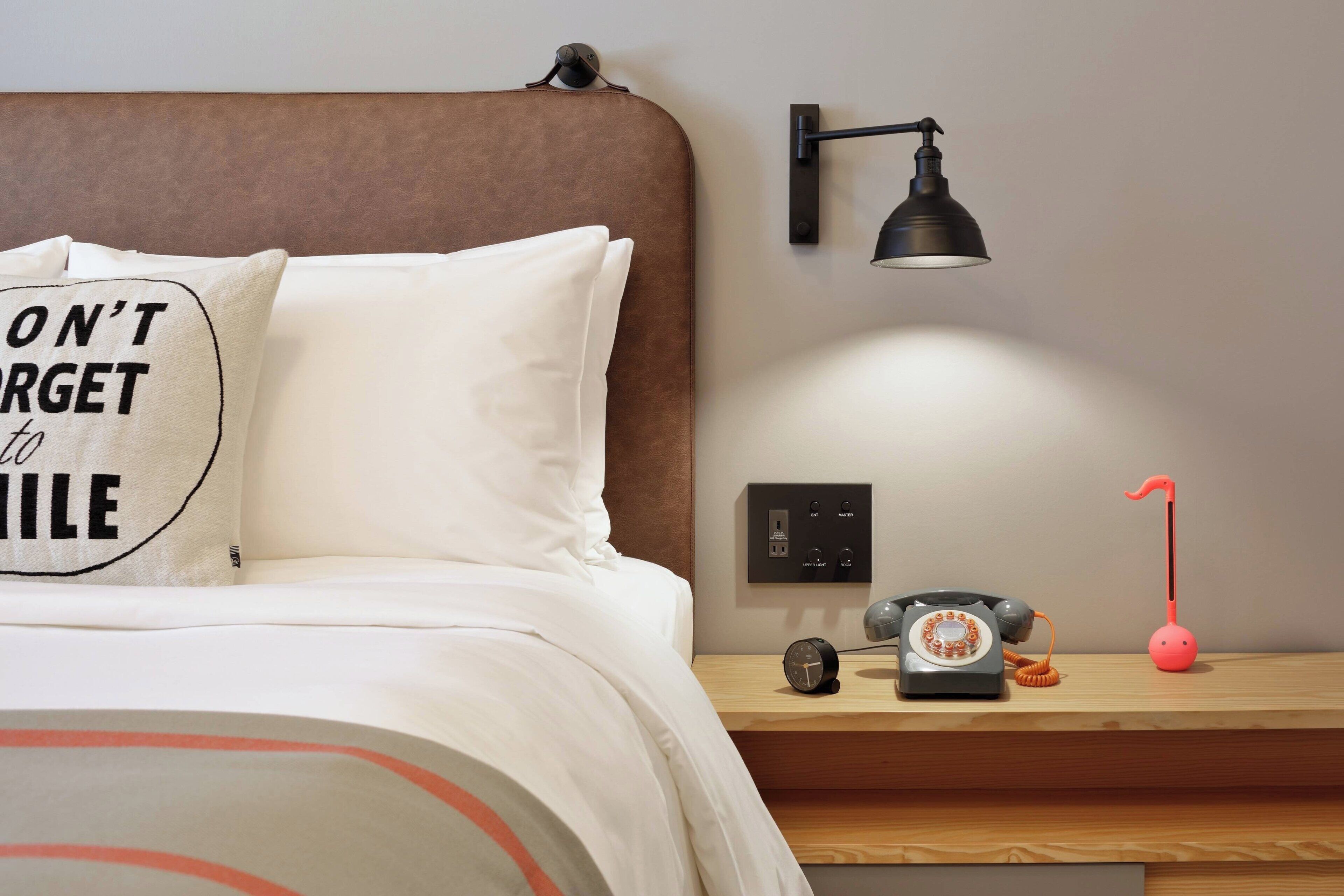 Escritorio, espacio para trabajar con laptop y wifi gratis 