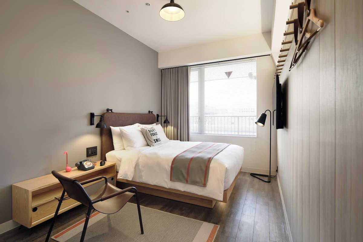Quarto, 1 cama Queen | Escrivaninha, espaço de trabalho para notebook, Wi-Fi de cortesia