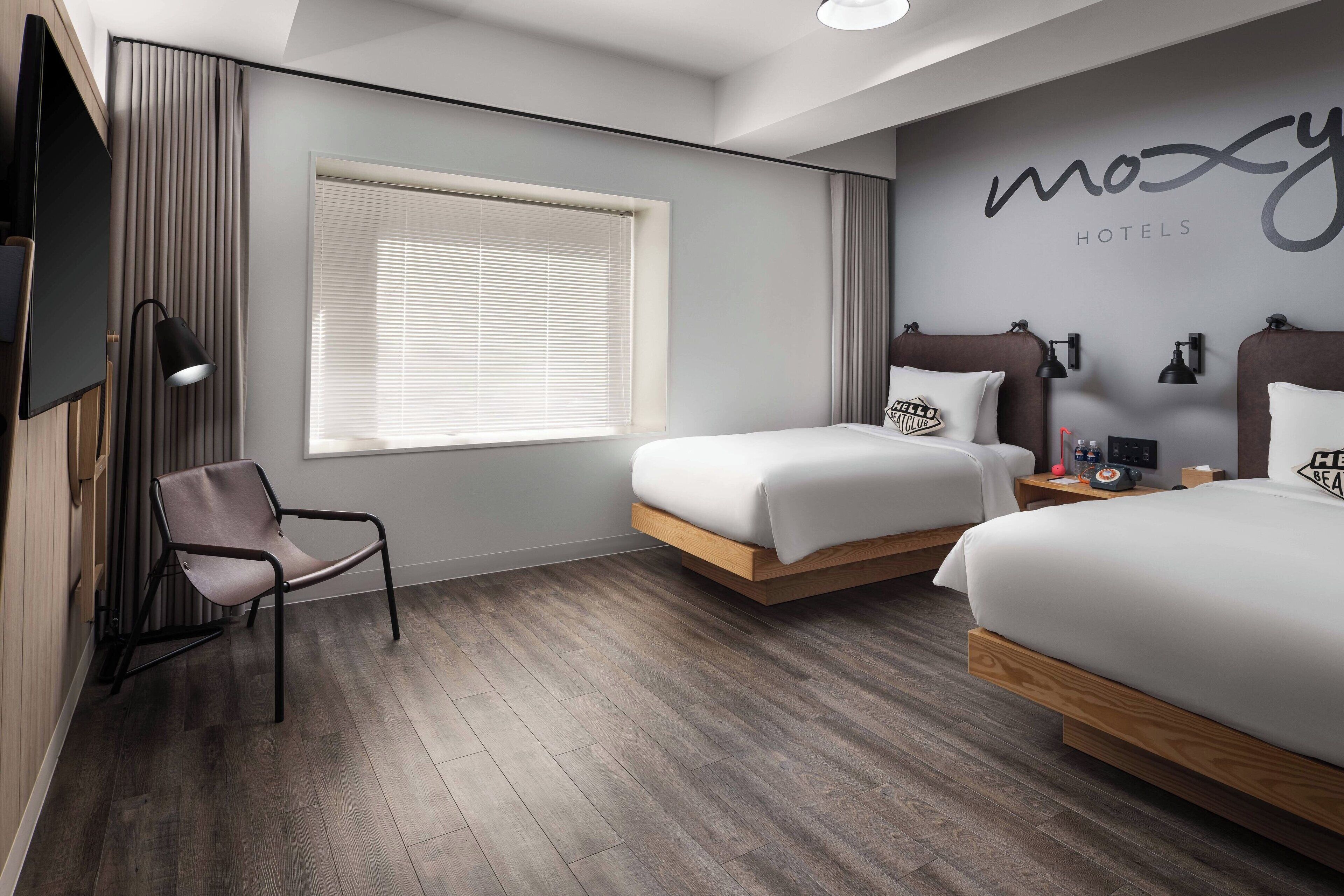 Escritorio, espacio para trabajar con laptop y wifi gratis 