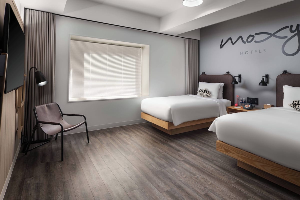 Escritorio, espacio para trabajar con laptop y wifi gratis