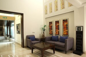 Lobby sitting area - Inde Vista Woods Signature Tower (Gurugram)