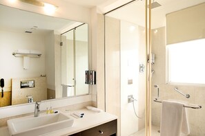 Superior Room | Bathroom | Shower, free toiletries, hair dryer, towels - Inde Hotel Vista Woods (Gurugram)